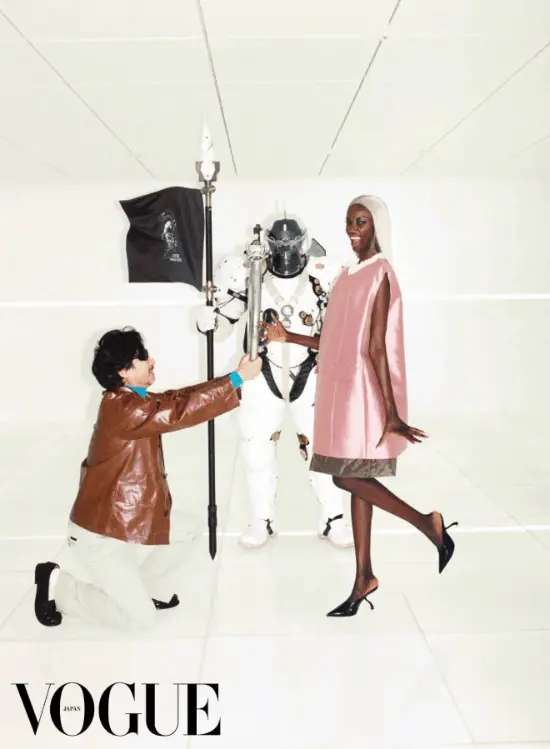 小岛秀夫晒与黑人女超模合影 曾“跪送”巨大钻戒！